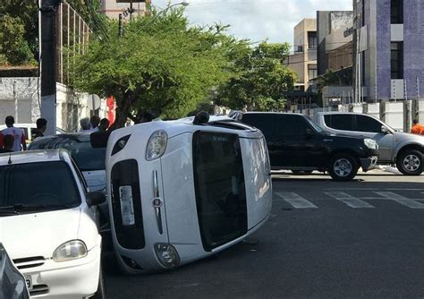 Carro de passeio tomba após colisão caminhonete Sergipe G1