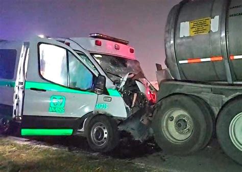 Ambulancia Del Imss Choca Contra Pipa Estacionada En La Carretera