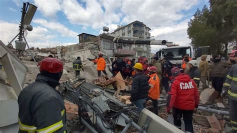 Osmaniye de artçı deprem sonrası 4 katlı bina yıkıldı Sözcü