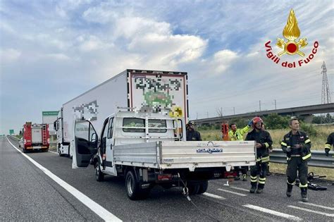 Cassone Va A Sbattere Contro Camion In Sosta Lungo L A Due Feriti