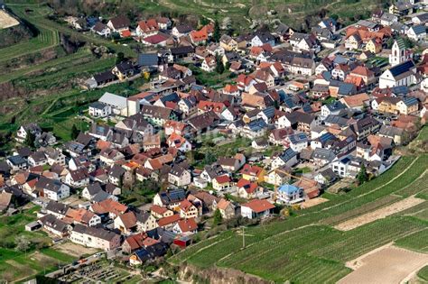 Vogtsburg Im Kaiserstuhl Von Oben Ortsteil Oberbergen In Vogtsburg Im