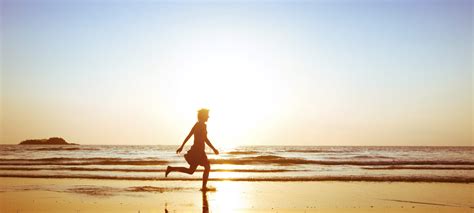 Caminar por la playa y los riesgos traumatológicos Vithas