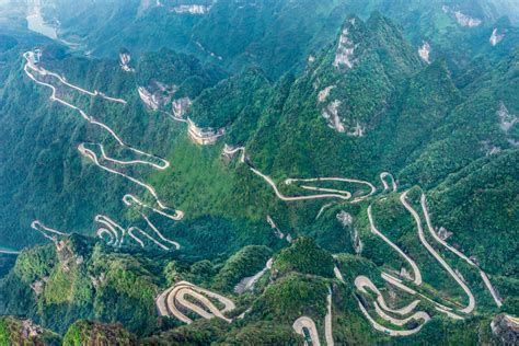 El Cielo Une La Avenida De Curvas Peligrosas En La Sinuosa Carretera