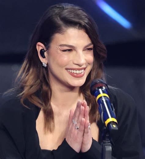 Sanremo 2024 Emma Marrone perché aveva la corona