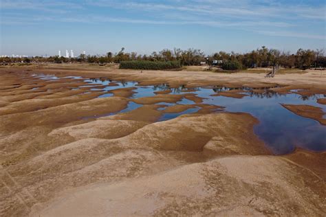 Río adentro la sequía histórica del río Paraná en imágenes