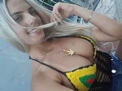 Malu la blonde dealeuse de drogue apparaît dans d autres vidéos et donne un coup de pied