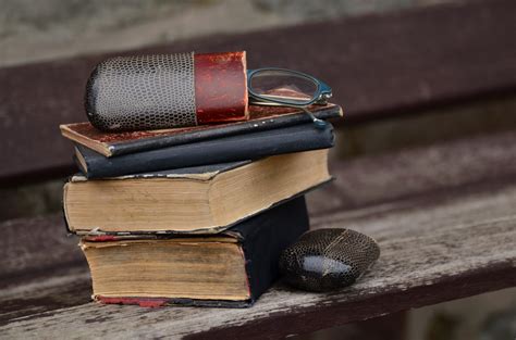 gambar tangan book baca baca kayu kulit antik tua  hidup