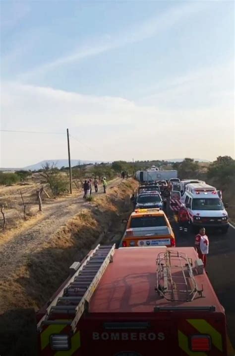 Vuelca Camión De Flecha Amarilla En Carretera A San Miguel De Allende Periódico Am