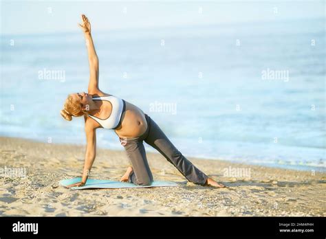 Silueta de una mujer haciendo yoga en la playa fotografías e imágenes