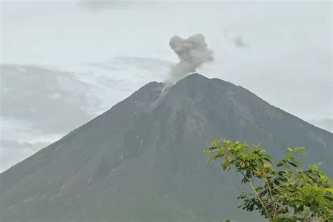 Gunung Semeru Kembali Erupsi Masyarakat Diimbau Tak Beraktivitas Di