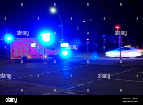 Rettungswagen Rtw Der Berliner Feuerwehr Mit Blaulicht Bei Einer