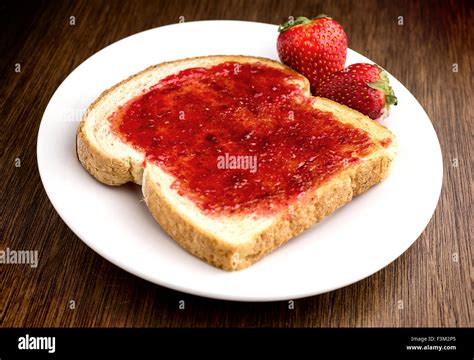 Mermelada de Fresa sobre pan tostado Fotografía de stock - Alamy