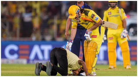 Watch Fan breaches security to meet MS Dhoni during Gujarat Titans vs ...