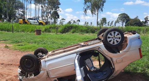 Duas Pessoas Ficam Feridas Ap S Carro Bater Em Cerca E Capotar Na Pr