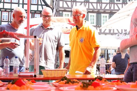 Lange Tafel auf dem Marktplatz 600 Schnitzel für den guten Zweck