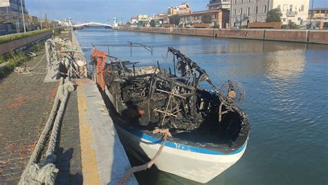 Fiumicino Motopeschereccio Va A Fuoco Nella Notte Atto Doloso La