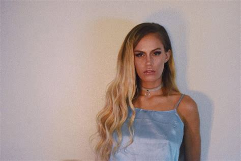 Amazing Blonde Babe Scrolller