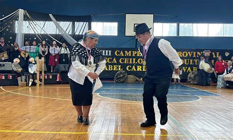 Pareja de Quemchi ganó campeonato de cueca chilota del adulto mayor