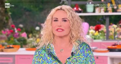 Sugo gate Antonella Clerici invita Ligabue a È sempre mezzogiorno Ti