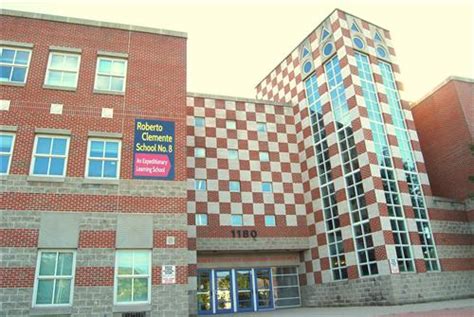 Roberto Clemente School No. 8 / Overview 