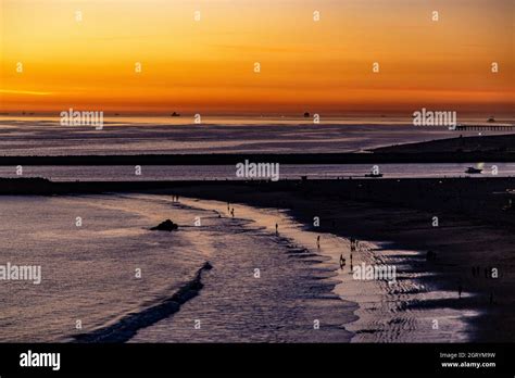 Sunset in Southern California. Corona Del Mar Beach Stock Photo - Alamy