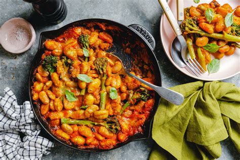 Gnocchi Pfanne Mit Cremiger Blumenkohlsauce Gr Nkohl Und Veggie Salami