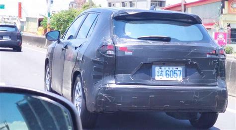 Новітній кросовер Toyota в стилі RAV4 потрапив на фото до прем'єри ...