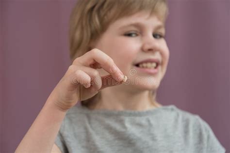 L Enfant Tient Une Dent Perdue Dans La Main Il Y A Des Traces Des