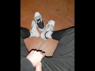 穿着白袜子的年轻溜冰者抽搐 Pornhub Gay