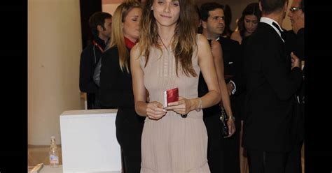 Elisa Sednaoui sublime dans une robe nude Alberta Ferretti et perchée