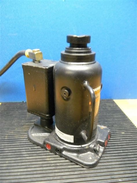 Omega Lift Equipment 20 Ton Hydraulic Air Actuated Bottle Jack 18204C