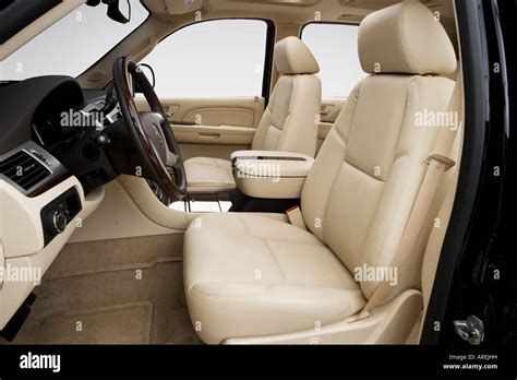 2007 Cadillac Escalade ESV in Black - Front seats Stock Photo - Alamy