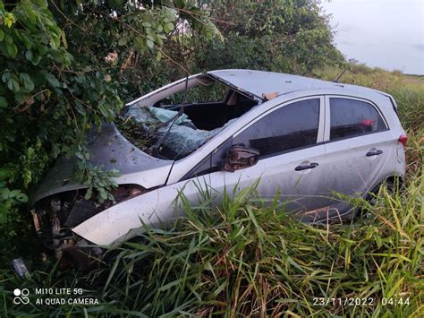 Duas pessoas foram socorridas na MS 274 após carro capotar e parar em