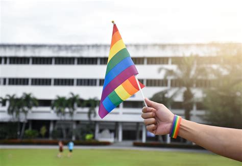 Bandera Del Arco Iris En La Mano De Un Gay Asi Tico Que Usa Una Pulsera Arco Iris Para Llamar Y