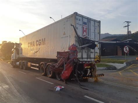 Caminhão Carregado Com Lecitina De Soja Tomba Na Br 277 Em Morretes