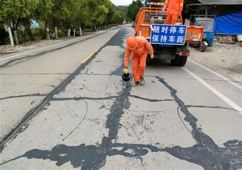 古雷港公路分中心：落实预防性养护 开展路面清灌缝