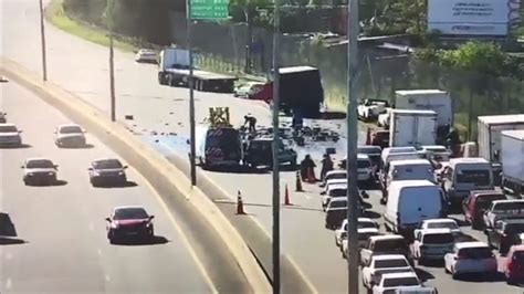 Caos de tránsito Volcó un camión con cervezas en la Autopista Buenos