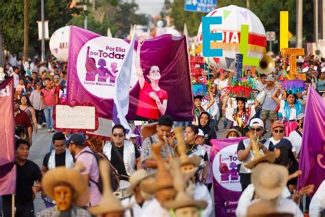 Mientras Sheinbaum recibe bastón de las mujeres exigen a AMLO