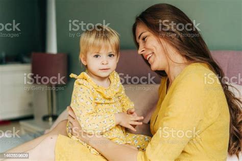 Photo Libre De Droit De Une Belle Mère Rousse Embrasse Sa Petite Fille