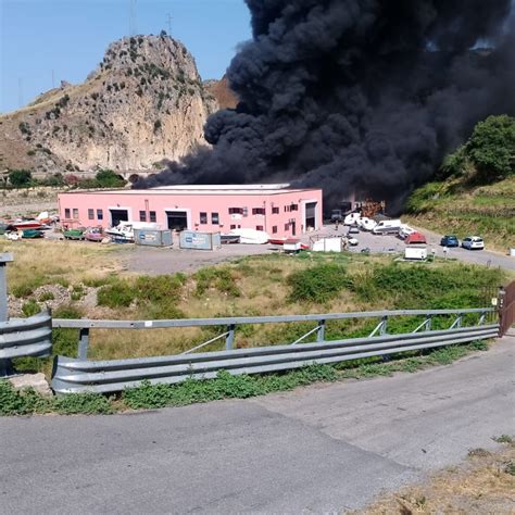 Vasto Incendio In Un Cantiere Nautico Nube Nera Su SantAgata Di