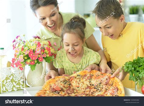 Portrait Big Happy Family Eating Pizza Stock Photo 1530905384 ...