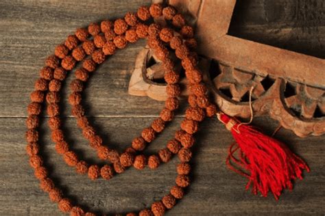 A STEP-BY-STEP GUIDE TO MANTRA CHANTING | Om Yoga Magazine