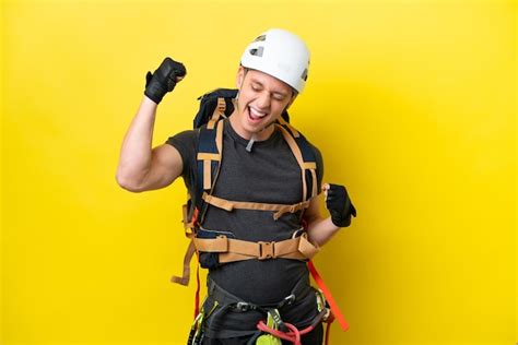 Hombre brasileño joven del escalador que celebra una victoria Foto