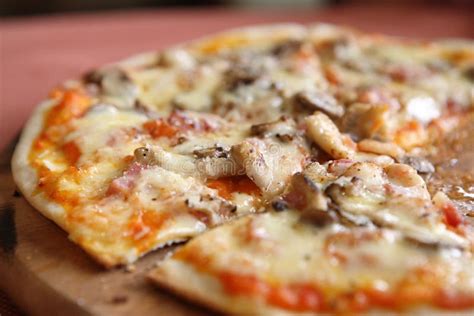 Jambon Et Champignon De Couche De Pizza Photo Stock Image Du