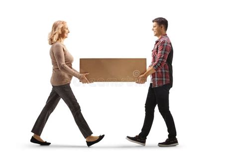 Photo De Profil Pleine Longueur D une Femme Mature Et D un Jeune Homme Portant Une Boîte En