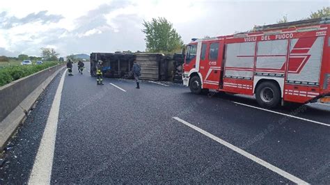 Camion Si Ribalta Sull Autostrada Lunghe Code E Traffico Foto 1 Di 1