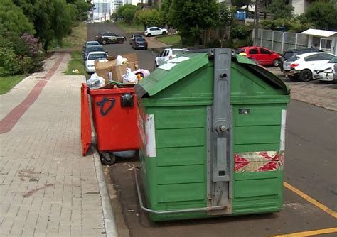 Casal encontra corpo de homem enrolado em lençol dentro de lixeira em