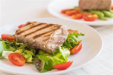 Bistecca Di Tonno Con Insalata Fotografia Stock Immagine Di Cuisine