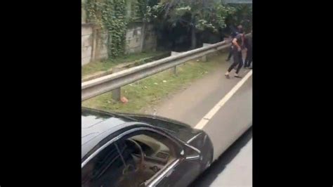 Viral Aksi Koboi Pengendara Mercy Pelat RFS Ancam Pistol Ke Sopir Bus