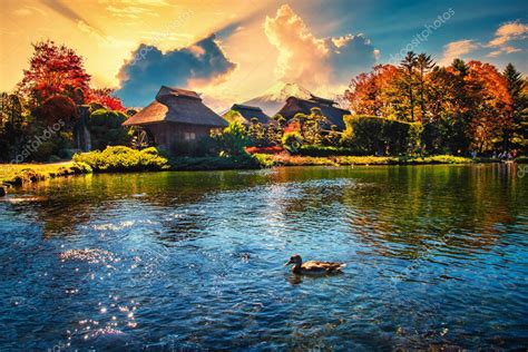 El Antiguo Pueblo De Oshino Hakkai Con El Monte Fuji En La Temporada